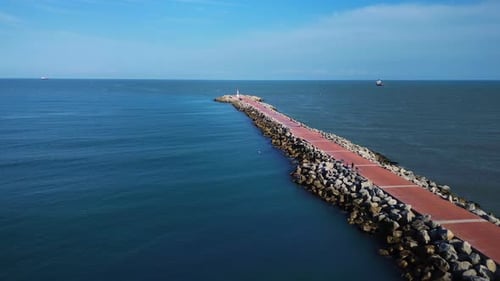Belle vue aérienne des brise-lames du port de Tampico à Miramar Beach, une zone touristique