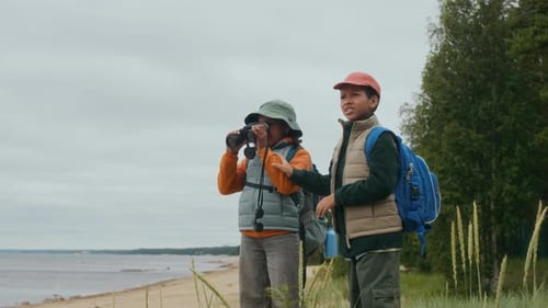 Crianças explorando a natureza em uma caminhada na praia