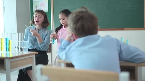 Teacher and students, Learn and experiment with science in a school science classroom.