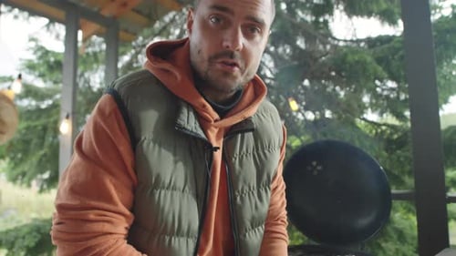 Blogger zerkleinert Rotkohl und spricht vor der Kamera