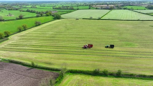 Vue aérienne d'une fourragère tractée ramassant de l'herbe pour l'ensilage