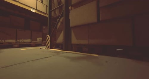 Intérieur mystérieux d'un entrepôt baigné d'une douce lumière tamisée pendant les heures calmes