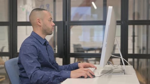 Hispanischer Geschäftsmann arbeitet am Computer