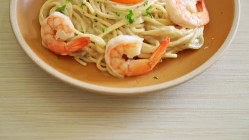 Spaghetti Carbonara with Shrimp and Egg Yolk