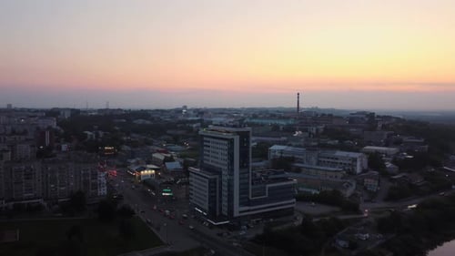Luftaufnahme der Stadt an einem warmen Abend mit den Towers der Innenstadt und des Financial Center