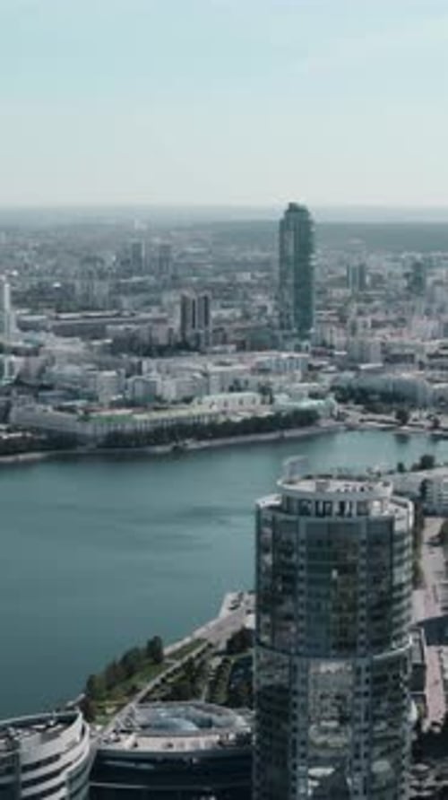 Edificios altos con ventanas azules tomados desde un Zumbido Vídeos de archivo Un magnífico paisaje de un gran