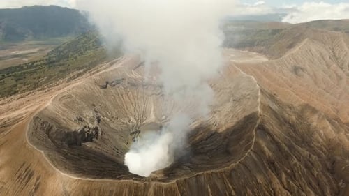Aktiver Vulkan mit einem Krater