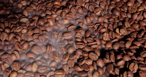 Nahaufnahme von Kaffeesamen. Duftende Kaffeebohnen sind gerösteter Rauch, der von Kaffeebohnen stammt.
