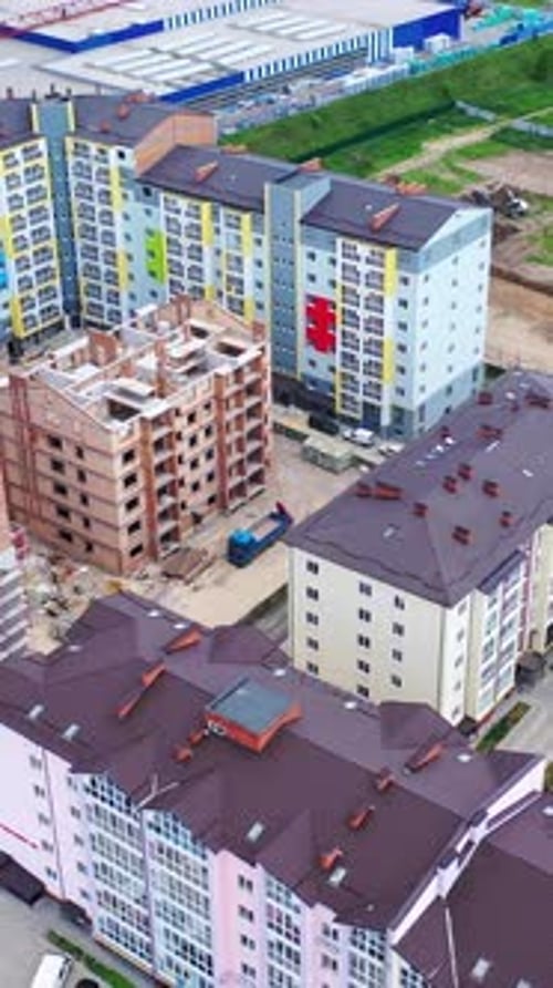 Construcción de un nuevo complejo residencial. Edificios modernos de varios pisos construidos en la ciudad
.