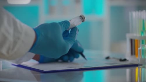 Pharmacologie. Le docteur en microbiologie saisit efficacement le journal dans le centre de test.
Général