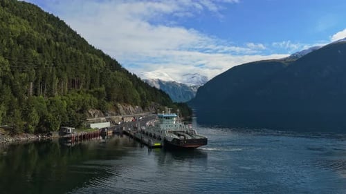Un navire traverse les eaux du Storfjord avec un décor majestueux, Norvège
