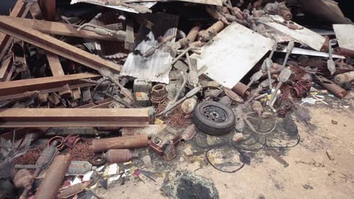 Escombros y materiales desechados desordenados en un entorno de sitio de construcción