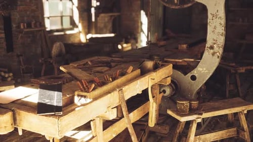 Herramientas de artesanía y maquinaria antigua en un taller rústico lleno de luz solar