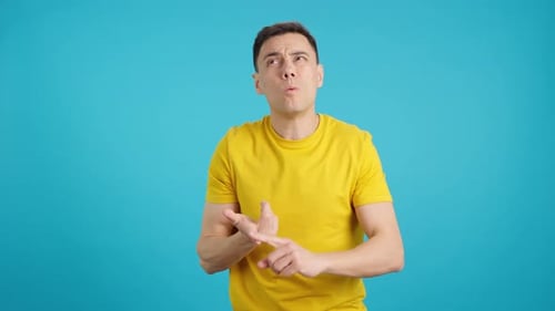 Ein Mann erscheint und zählt auf die Finger