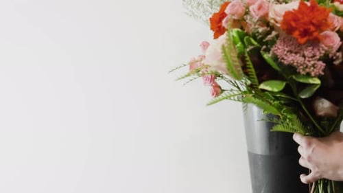 Arrangement terminé pour la Saint-Valentin exposé par un fleuriste.