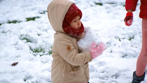 Kinder spielen im Schnee