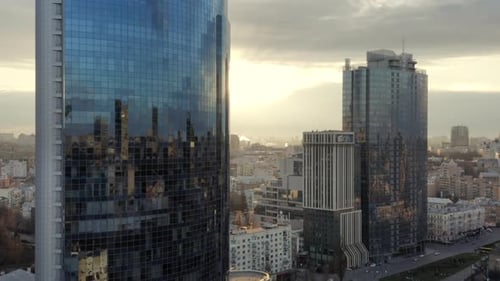 Drohnenaufnahmen der Innenstadt mit hohen Wolkenkratzern mit Glasfassaden
