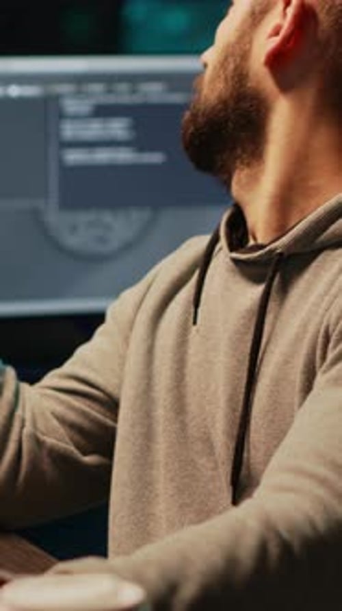 Vertikales Video Durchdachter IT-Ingenieur Brainstorming-Ideen im Büro