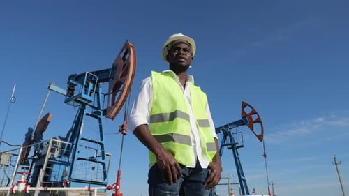 Afroamerikanischer Entwickler untersucht den Standort von Pumpenhebern