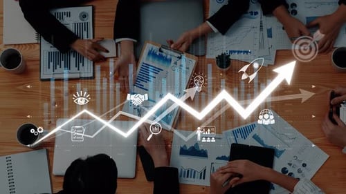 Profissionais de negócios colaborando em estratégias de crescimento com gráficos e análise de dados para melhorar
