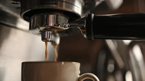Mädchen mit Kaffee, Cappuccino und Croissants