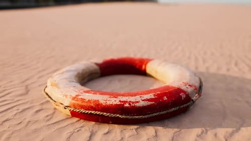 Lifebuoy en la playa de la ciudad al atardecer