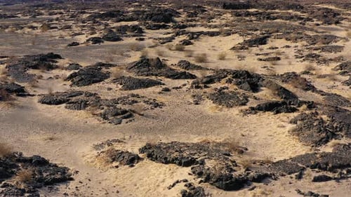 Drohnenflug über die Mojave-Wüste in Südkalifornien und enthüllt den schlafenden Vulkan Amboy Crater in Lava