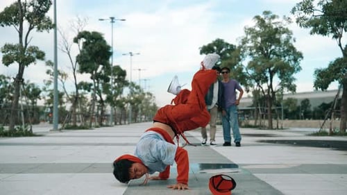 Un
hipster attrayant fait de la danse b-boy avec un ami multiculturel. Courageusement.