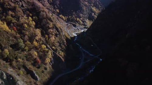 Vol d'un drone dans les montagnes au-dessus d'un abîme avec une rivière au milieu