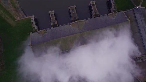 Vista aérea da estação de bombeamento de Woudagemaal em paisagem sombria, Holanda.
