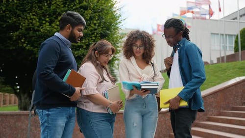Vielfältige Gruppe von Universitätsstudenten diskutiert Studium im Freien