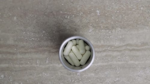 Tabletas de antibióticos corona saludables, de arriba hacia abajo, primer plano