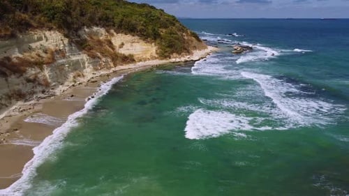Fliegen über dem schönen wilden Strand in Bulgarien