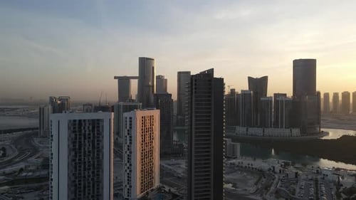 Puesta de sol en Abu Dabi Vista aérea de la isla de Al Reem rodeada de modernos rascacielos entre