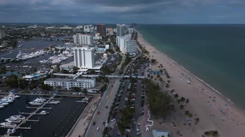 Drohnen-Luftaufnahme von Stadtlandschaften am Meer mit hohen Gebäuden und Wolken