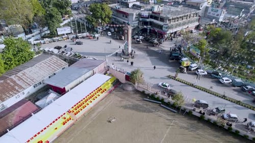 Vue aérienne de véhicules et de personnes se déplaçant à Lal Chowk Muzaffarabad Azad Kashmir, Pakistan