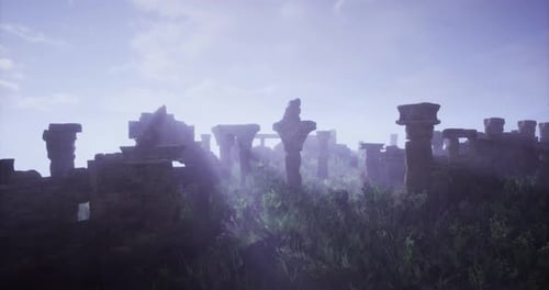Des ruines anciennes émergent de la brume à la lumière du petit matin dans un paysage luxuriant