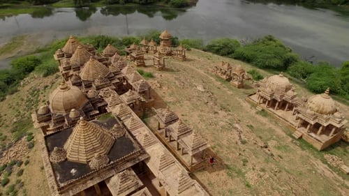 Incroyable vue aérienne rétrospective des cénotaphes de Bada Bagh avec la rivière en arrière-plan. Tourisme à Jaisalme