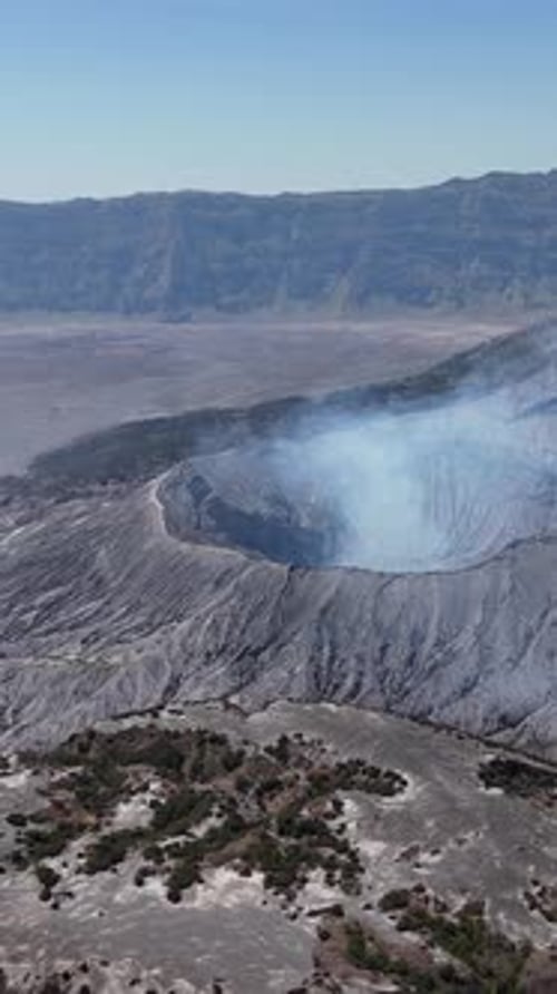 Vue aérienne du volcan du mont Bromo en Indonésie. Vidéo verticale.