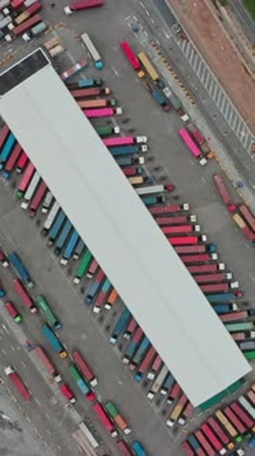 Moderner Industriehafen mit Containern aus der Luft