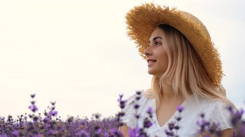 Femme dans un champ de lavande, focus sélectif