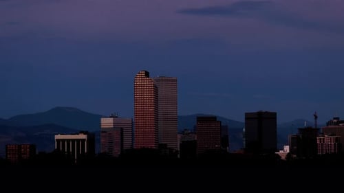 Timelapse emblématique du lever du soleil sur les toits de Denver