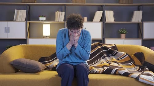 L'homme froid se met sous la couverture.