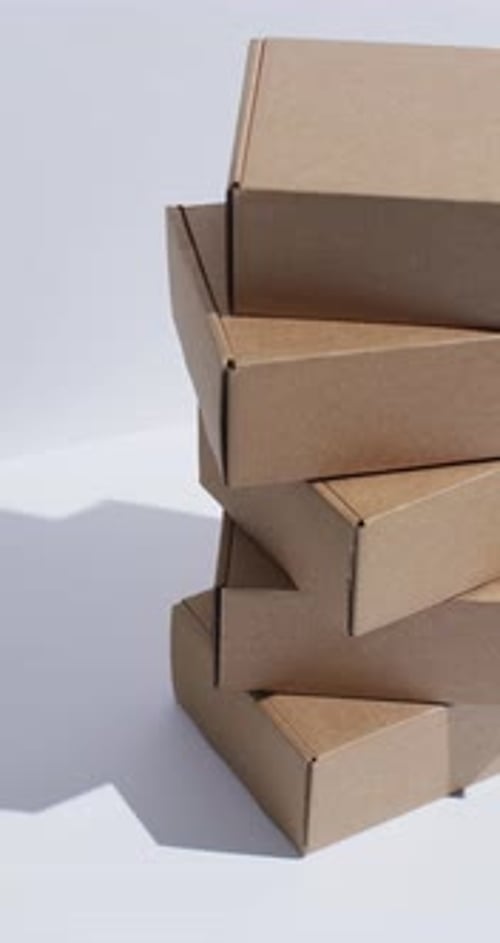 Vidéo verticale de boîtes en carton empilées avec espace de copie sur fond blanc