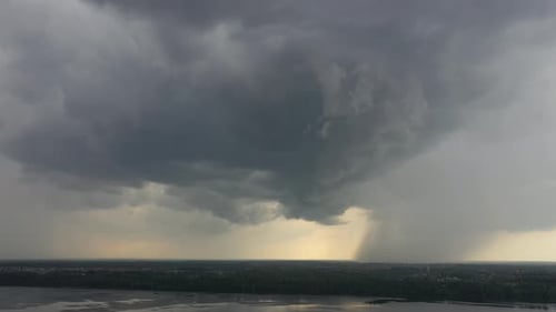 Gewitterwolken über dem Meer von Kaunas. Luftbild der Drohne.