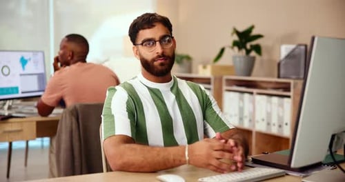 Fröhliches, professionelles und menschliches Gesicht im Amt mit neuem Job für die Karriere in der Softwareentwicklung