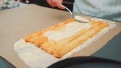 Hausgemachter Blätterteig- und Schlagsahnekuchen