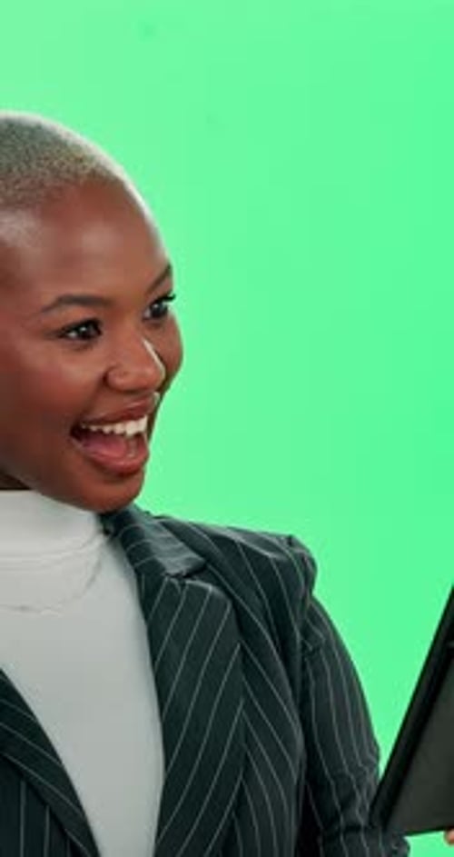 Femme noire, vague ou tablette sur écran vert pour un appel vidéo, une réunion virtuelle