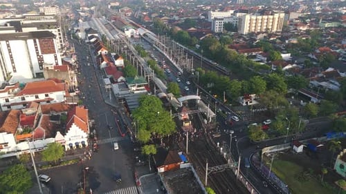 Lever de soleil sur la gare Tugu de Yogyakarta, les trains et les voies ferrées dans une lumière dorée