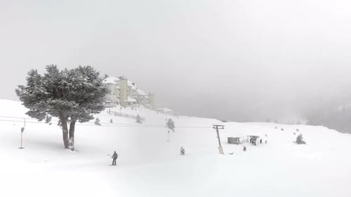 Leute, die auf dem Schneeskilift Ski fahren